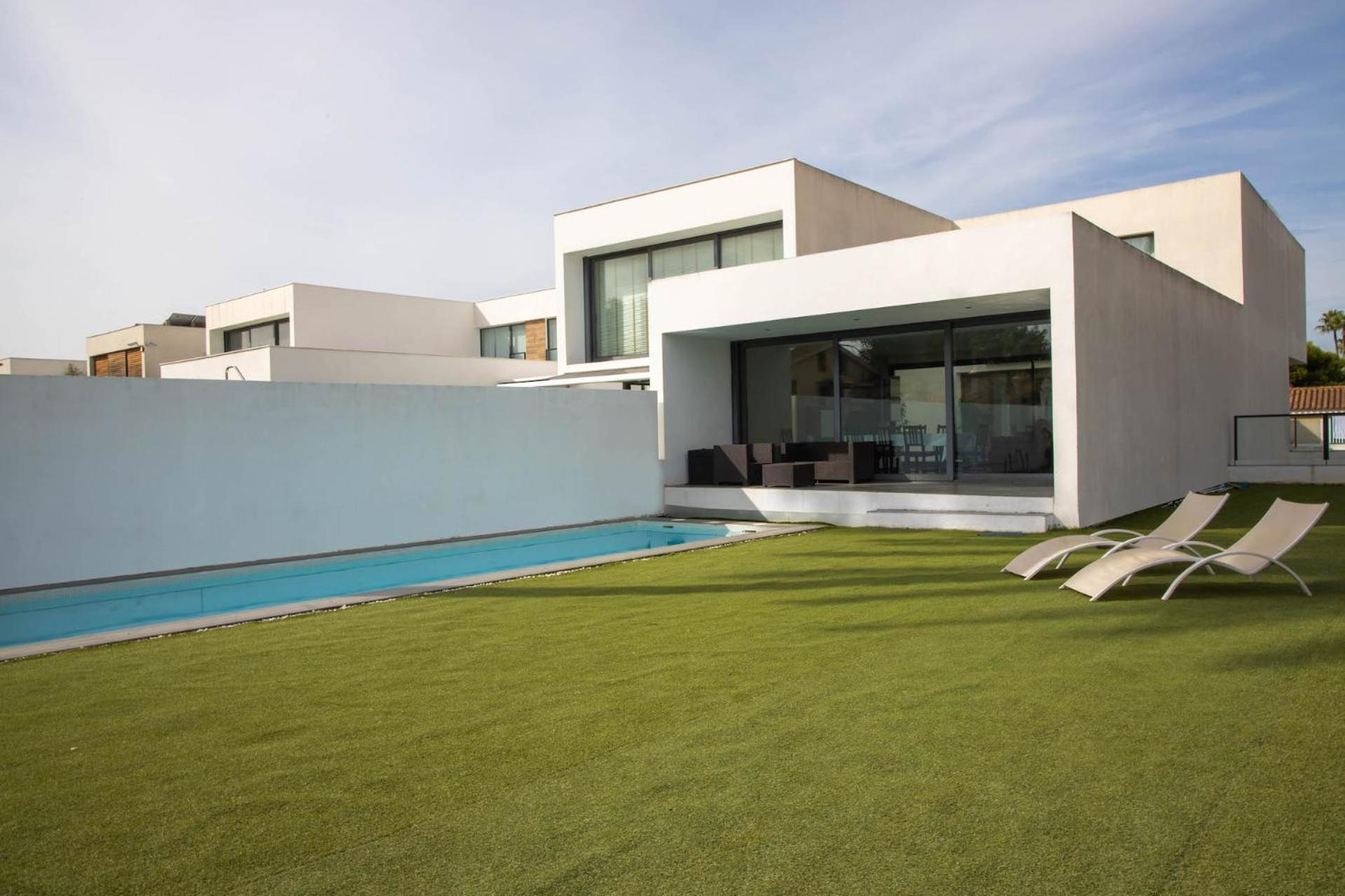 Modern With Private Pool/ 400m To The